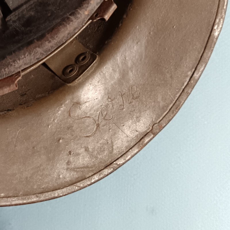 CASQUE TROUPE MODELE 1926 AVEC INSIGNE INFANTERIE MODELE 1915 KAKI  POUR LE GENIE AVEC NOM ET DANS SON JUS